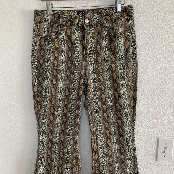Urban outfitters Snakeskin Mid Rise Stretchy Snakeprint Flare Jean Pants Size 28 - Picture 4 of 9
